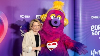 ORF-Programmdirektorin Stefanie Groiss-Horowitz herzt das offizielle Song-Contest-Maskottchen ...