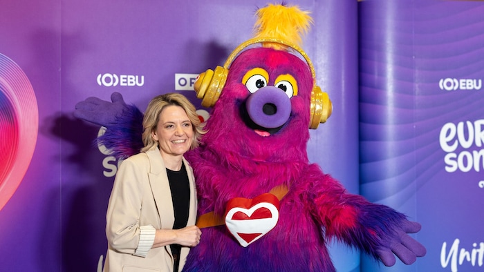 ORF-Programmdirektorin Stefanie Groiss-Horowitz herzt das offizielle Song-Contest-Maskottchen ...