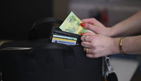 Die Angeklagte soll sich 18 Mal im Börserl des Ex bedient haben, das in der Aktentasche lag ...