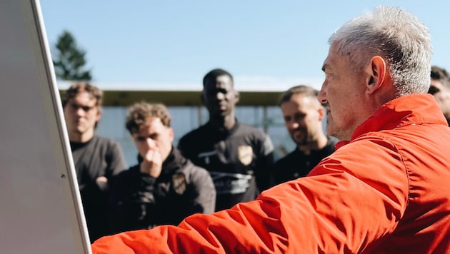 Top secret! Lustenau-Trainer Markus Mader verrät seinen Spielern den Masterplan, wie es mit dem ...