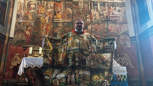 Slawomir Czulak vor dem Millstätter Fastentuch mit dem künstlerischen Messgewand in der ...