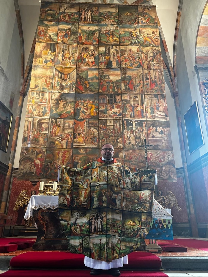 Slawomir Czulak vor dem Millstätter Fastentuch mit dem künstlerischen Messgewand in der ...