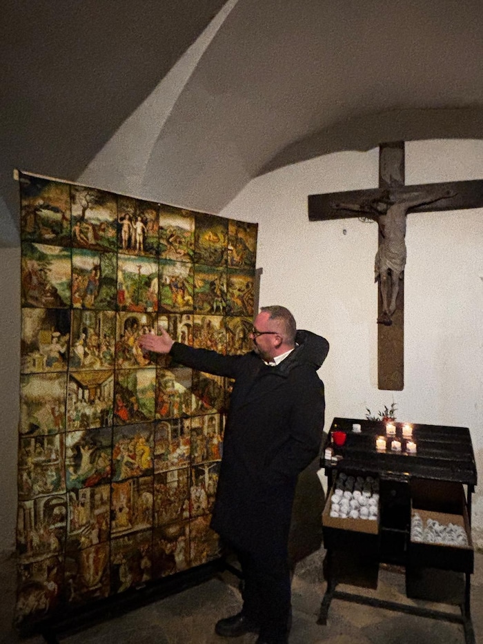 Das Fastentuch ist auch in einer kleineren Variante in der Kirche zu finden