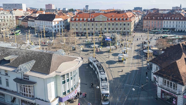Am Grazer Jakominiplatz wird vor allem die fehlende Beschattung bemängelt.