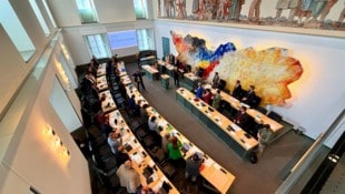 Alle Abgeordneten standen beim Beifall nach Kaisers letzter Landtagsrede.