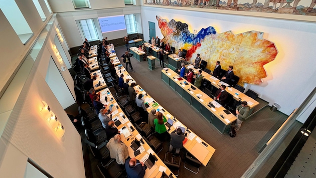 Alle Abgeordneten standen beim Beifall nach Kaisers letzter Landtagsrede.