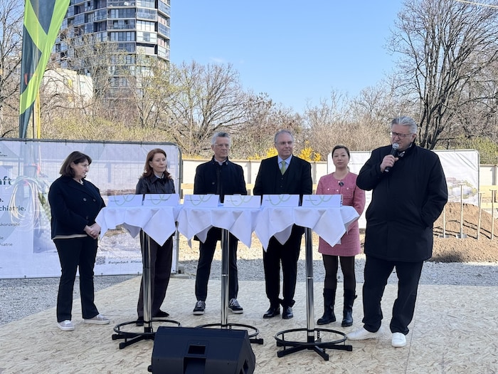 Von links: Silvia Riepl (Pflegedirektorin), Evelyn Kölldorfer-Leitgeb (Wigev), Projektentwickler ...