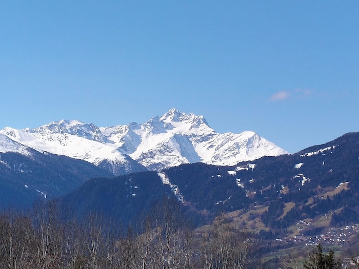 Vom Tramser Weiher blickt man zum schneebedeckten Hohen Riffler (Mitte)