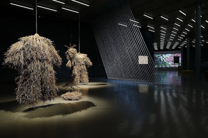 „Ghillie Suit“ von Anita Fuchs bei 30 Prozent Löwenzahn