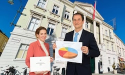 Bürgermeisterin Carmen Jeitler-Cincelli und Ferdinand Schütz, Leiter der Finanzen im Rathaus, ...