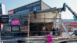 Spur der Verwüstung: Der Lkw fuhr durch eine Bushaltestelle und über Verkehrszeichen und ...