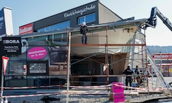 Spur der Verwüstung: Der Lkw fuhr durch eine Bushaltestelle und über Verkehrszeichen und ...