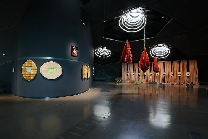 Arbeiten von Helen Chadwick und Liesl Raff im Space01