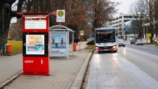 Es gibt auch top-ausgestattete Haltestellen, wie hier in Linz, mit digitaler Anzeige und einem ...