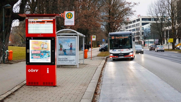 Es gibt auch top-ausgestattete Haltestellen, wie hier in Linz, mit digitaler Anzeige und einem ...