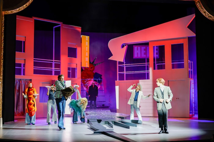 Buntes, absurdes Treiben auf der Bühne des Salzburger Landestheaters