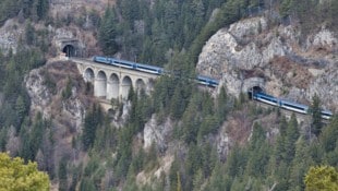Durch 15 Tunnel und 16 Viadukte geht es für die Semmeringbahn – unvorstellbar, was 20.000 ...