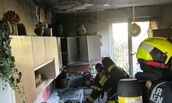 Ein Nachbar versuchte, den Brand zu löschen, was den Feuerwehren schließlich rasch gelang.