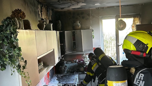 Ein Nachbar versuchte, den Brand zu löschen, was den Feuerwehren schließlich rasch gelang.