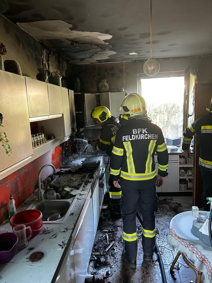 Nur zwei Töpfe mit Essen standen am Herd – doch da sie sich entzunden haben, ist die Küche stark ...