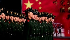 Die Volksbefreiungsarmee übt ständig invasionsähnliche Szenarien und hat damit eine mächtige ...