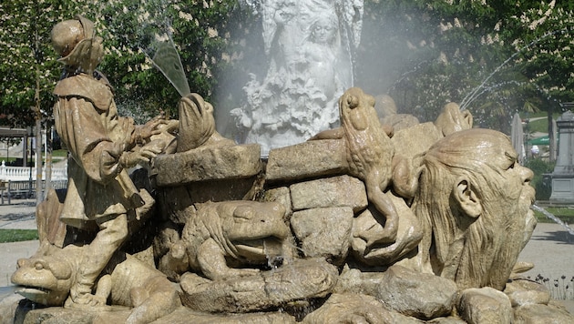 Wasserwesen und Undines Onkel Kühleborn bilden den Sockel des Undinebrunnens in Baden – ...