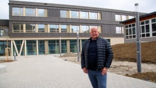 Pieringer vor der neu gebauten Mittelschule.