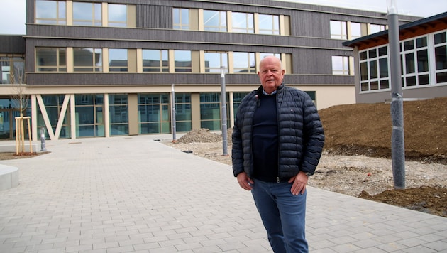Pieringer vor der neu gebauten Mittelschule.