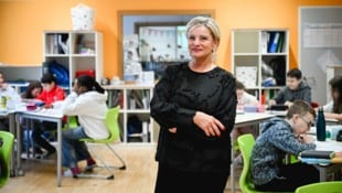 Die Direktorin weiß, dass es kaum mehr möglich ist, eine ganze Klasse 50 Minuten bei der Stange ...