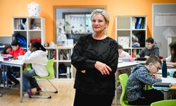 Die Direktorin weiß, dass es kaum mehr möglich ist, eine ganze Klasse 50 Minuten bei der Stange ...