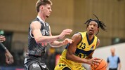Kapfenbergs Daniel Grgic (li.) und UBSC-Spieler Peyton Gerald duellieren sich am Samstag im ...