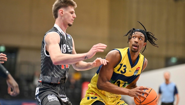 Kapfenbergs Daniel Grgic (li.) und UBSC-Spieler Peyton Gerald duellieren sich am Samstag im ...