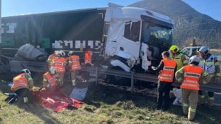 Der Lkw verlor Treibstoff und Öl.