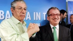Umberto Bossi (links) galt als Symbol des Protests der Norditaliener gegen die angeblich ...