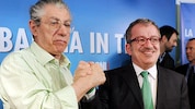 Umberto Bossi (links) galt als Symbol des Protests der Norditaliener gegen die angeblich ...