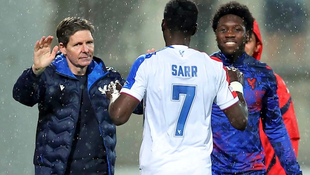 Oliver Glasner mit Matchwinner Ismaila Sarr.