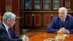 Weißrusslands Präsident Alexander Lukaschenko im Gespräch mit dem US-Gesandten John Coale