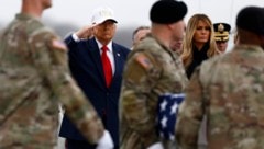 Trump salutiert, während ein Trupp der US-Armee die sterblichen Überreste von sechs im ...