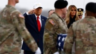 Trump salutiert, während ein Trupp der US-Armee die sterblichen Überreste von sechs im ...