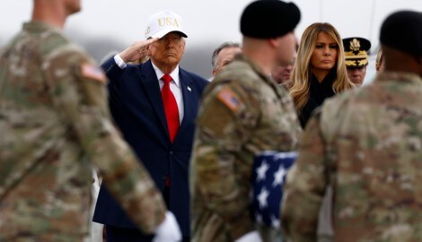 Trump salutiert, während ein Trupp der US-Armee die sterblichen Überreste von sechs im ...