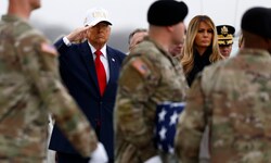 Trump salutiert, während ein Trupp der US-Armee die sterblichen Überreste von sechs im ...
