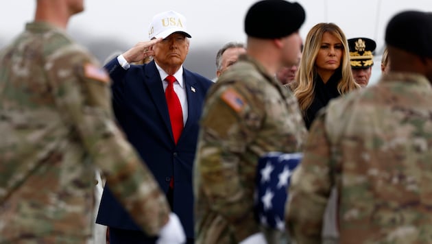 Trump salutiert, während ein Trupp der US-Armee die sterblichen Überreste von sechs im ...