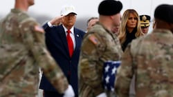 Trump salutiert, während ein Trupp der US-Armee die sterblichen Überreste von sechs im ...