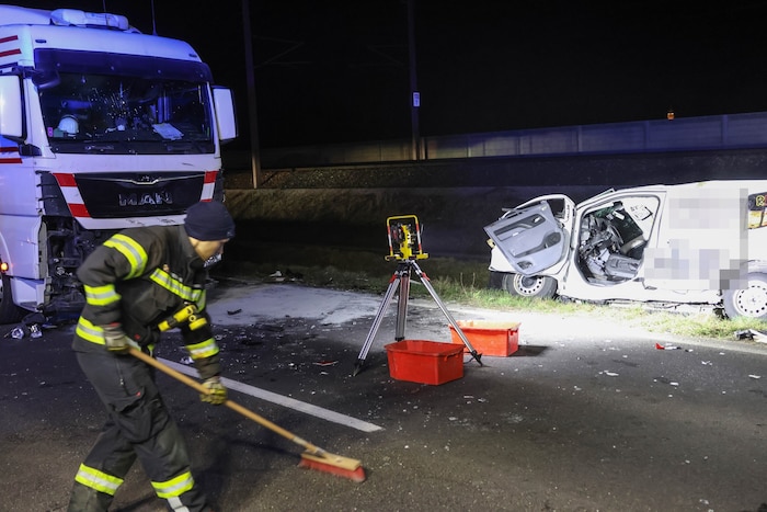 Der Fahrer des Kleintransporters hatte keine Überlebenschance.