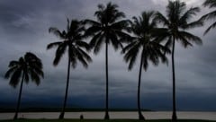 Gefährlich dunkle Wolken zogen über Port Douglas in Queensland auf.