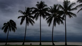 Gefährlich dunkle Wolken zogen über Port Douglas in Queensland auf.