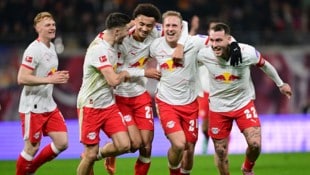 Xaver Schlager (zweiter von Rechts) in einer Jubeltraube der Leipziger.