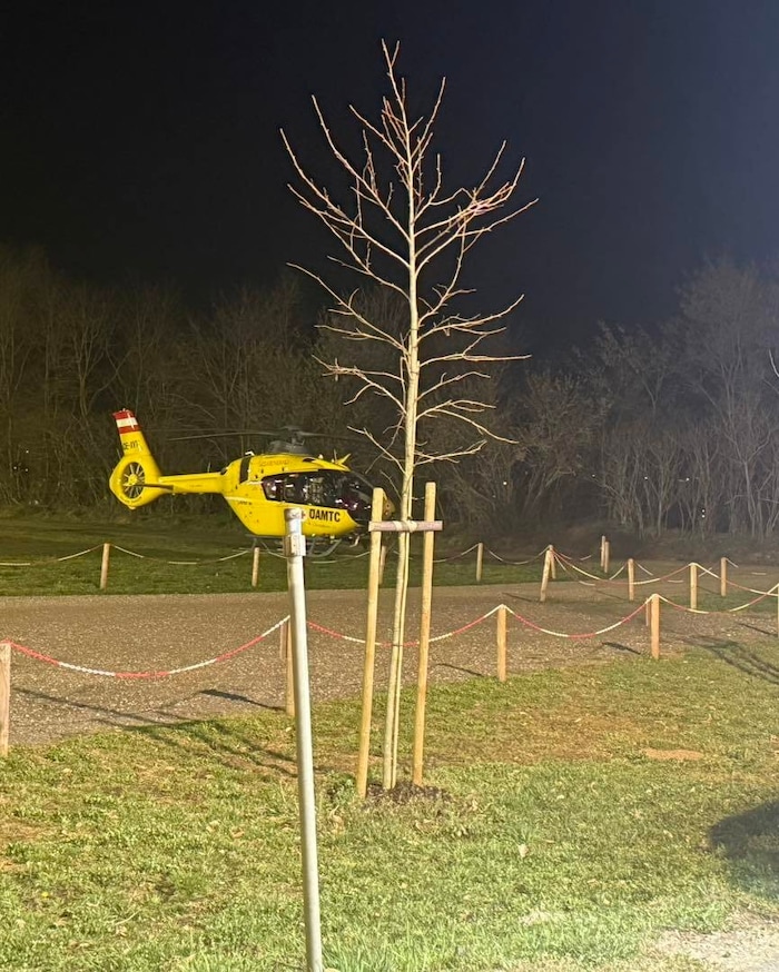 Der Rettungshubschrauber Christophorus 12 brachte die schwer verletzte Jugendliche ins Grazer ...