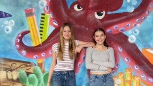 zVg Aurelia (14) und Lara (13) aus Eferding (OÖ) machen bei dem Experiment mit und fühlen sich auch ...