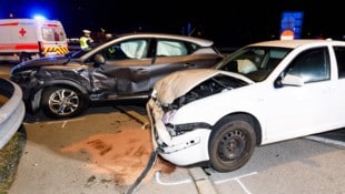 Völlig demolierte Autos nach dem Unfall. 